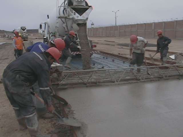 Fotos de Construcion de pisos industriales con maquinas alisador en