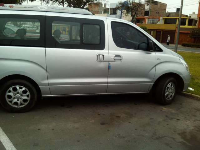 Vendo vans hyundai starex plateado lima en Hualmay Autos 412003